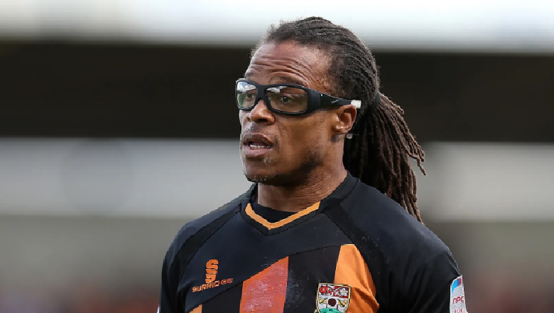 Top 5 footballers with bad eyesight who still dominated the match - Ảnh 1